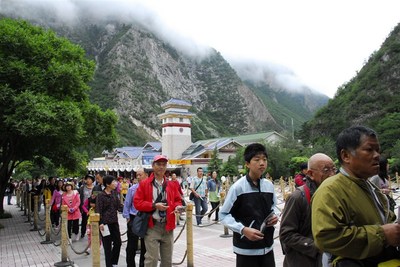 九寨溝單日游客破2萬，景區(qū)管理如何應(yīng)對(duì)春游高峰？